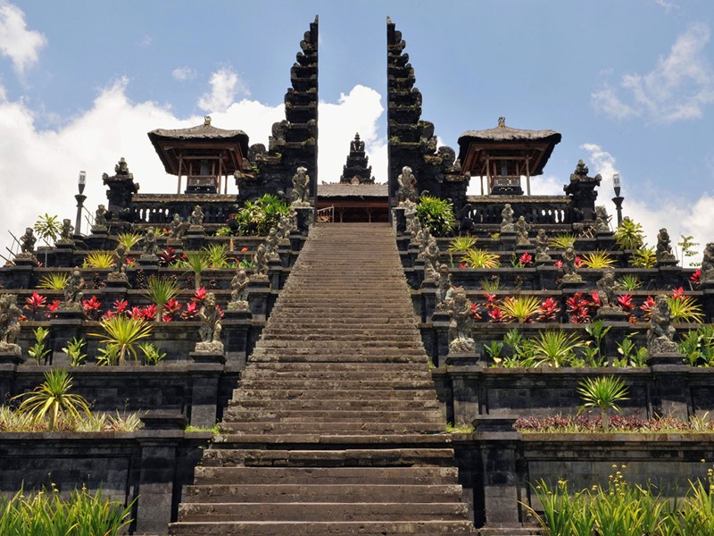 Visite du grand temple de Besakih construit au pied du volcan Agung, le plus haut de l'île