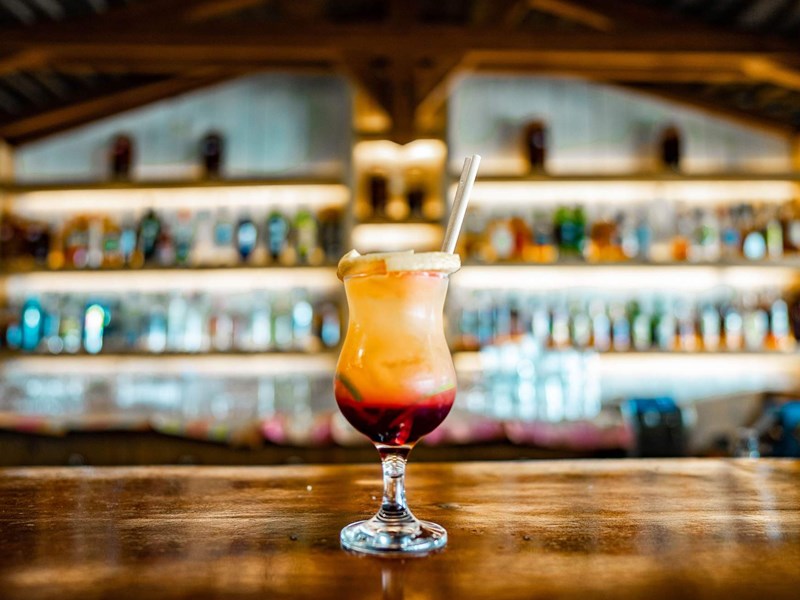 Sirotez un délicieux cocktail au bar Marian Tèt Fè