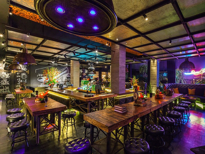 Le bar Dirty Monstera de l'hôtel The Slate Phuket