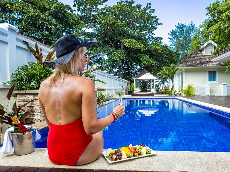 Appreciez les fruits tropicaux au bord de la piscine