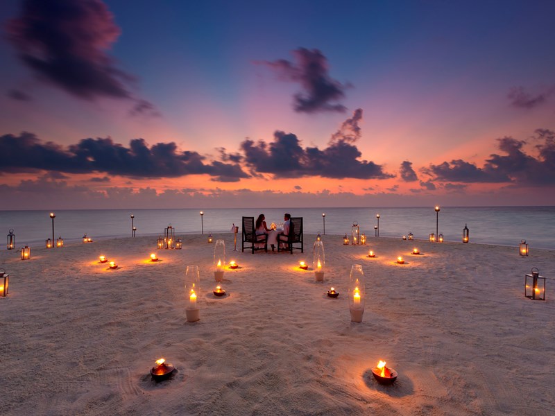 Dîner romantique les pieds dans le sable