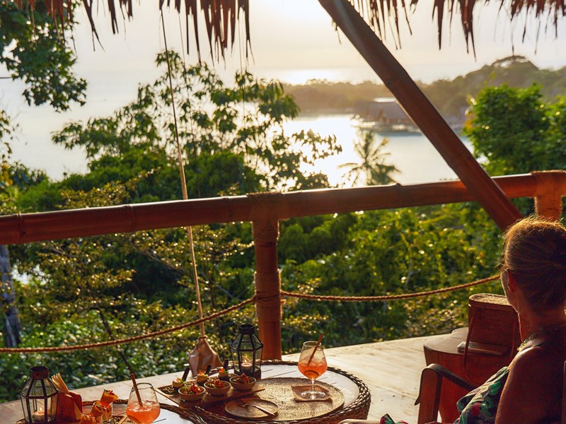 Rafraichissez vous au Jules Verne Bar 