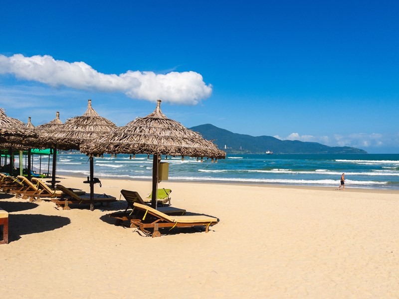 La longue plage de sable de My Khe