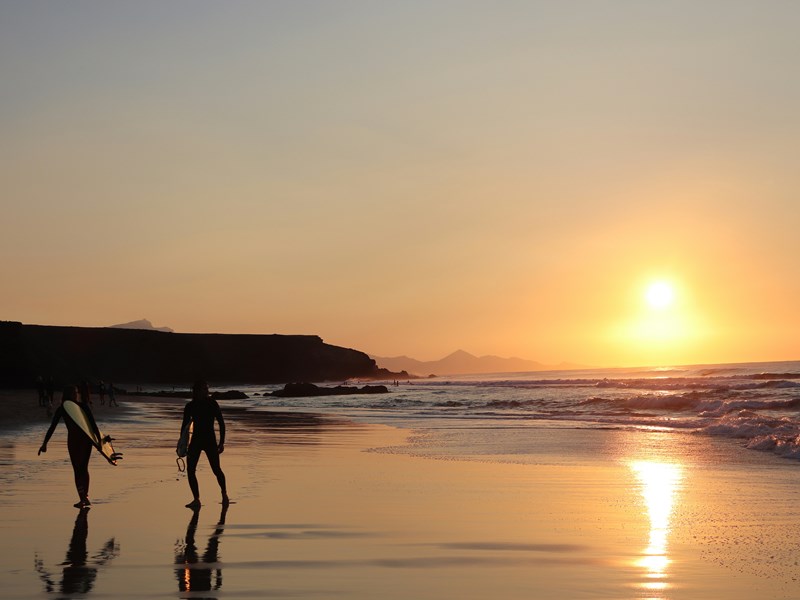 Session de surf au coucher du soleil