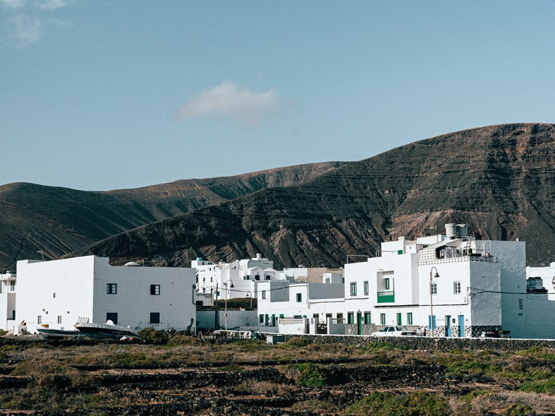 Village blanc au creux des volcans