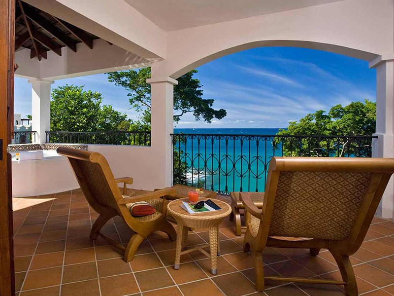 La terrasse de la 1 Bedroom Oceanview Villa Suite + Jacuzzi du Cap Maison