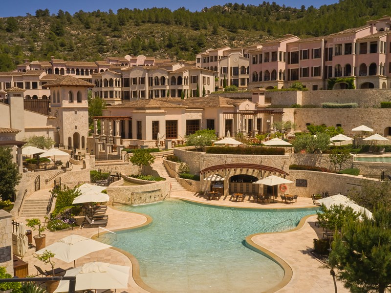 L'hôtel Cap Vermell avec sa piscine qui offre une magnifique vue panoramique 