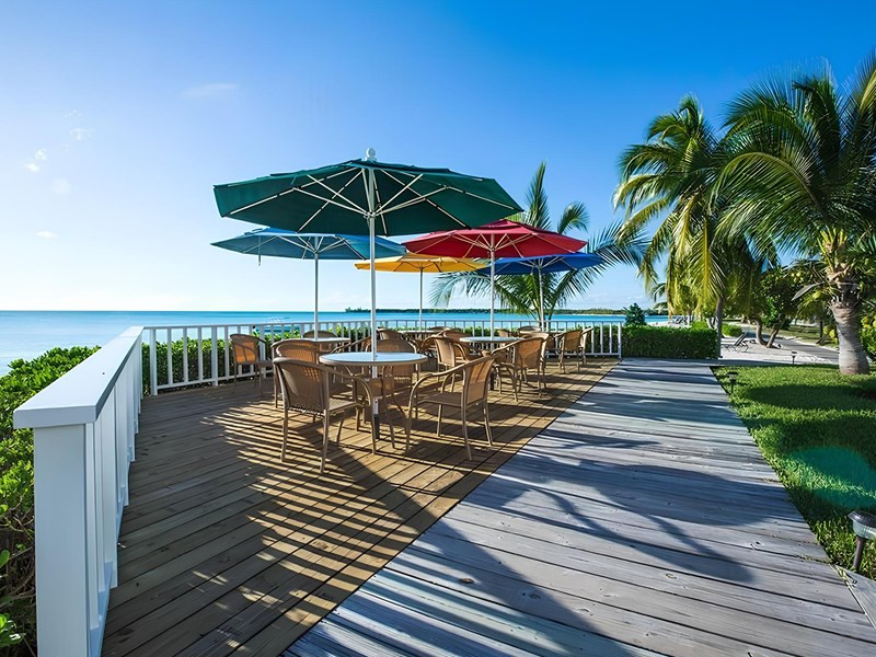 La terrasse extérieure du restaurant face à la plage