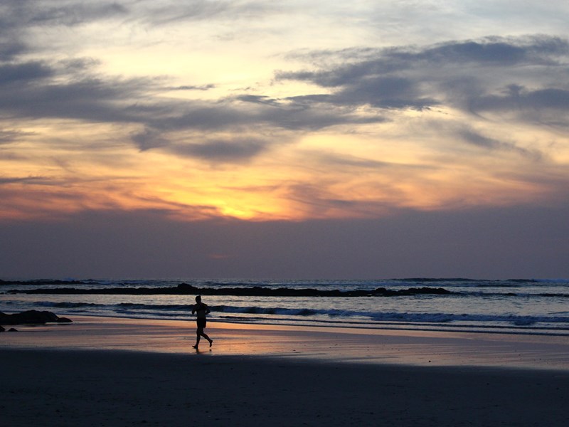 Coucher du soleil sur la plage 