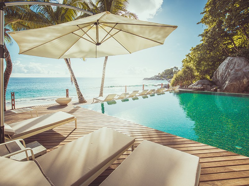 La superbe piscine du Carana Beach Hotel aux Seychelles