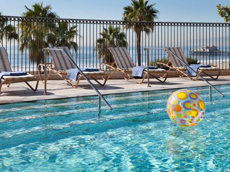 Profitez de la superbe piscine de l'hôtel Casa Del Mar