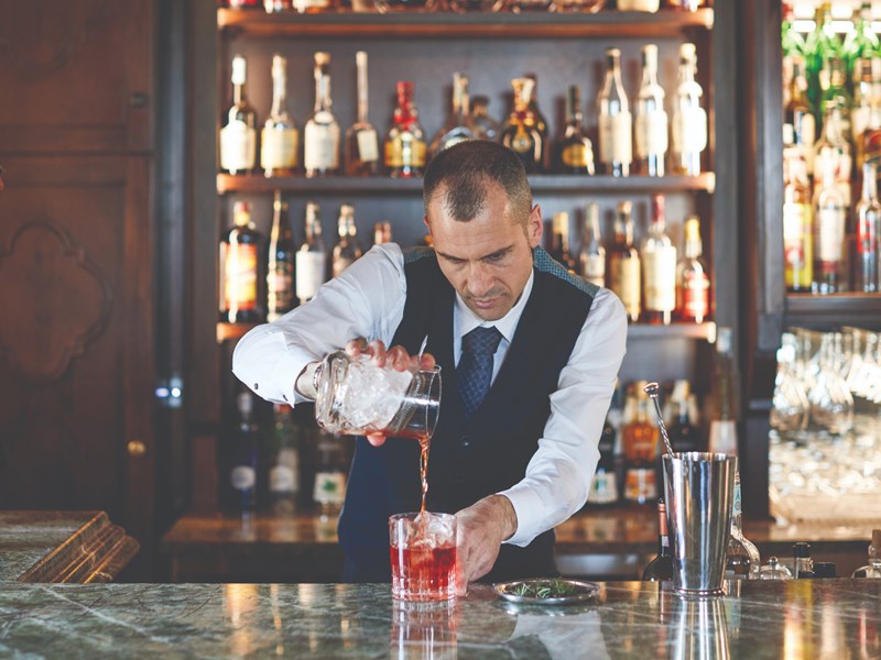 Le barman concocte de succulents cocktails