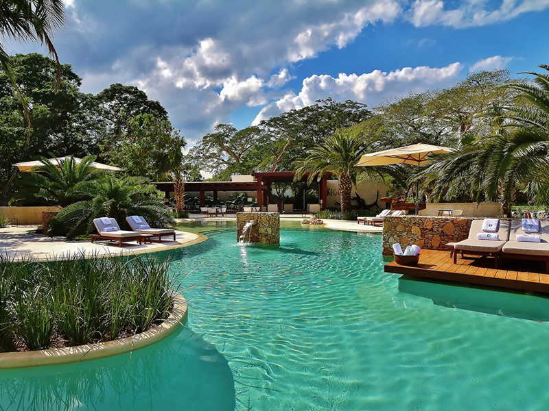 La superbe piscine du Chable Resort, un hôtel de luxe au Mexique