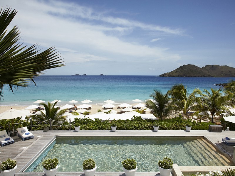La piscine de l'hôtel Cheval Blanc situé aux Antilles