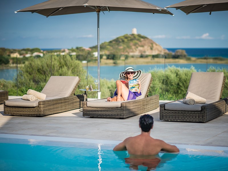 Relaxez vous au bord de la piscine du Chia Laguna Resort 