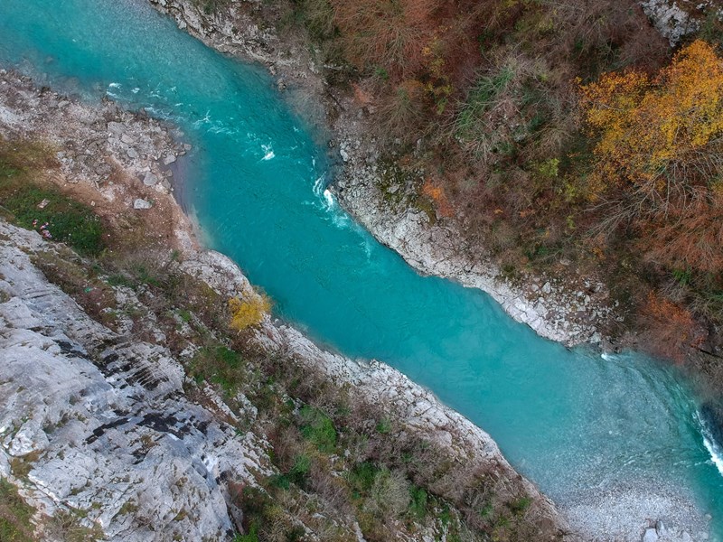 Traverser le canyon et admirer la rivière Morača