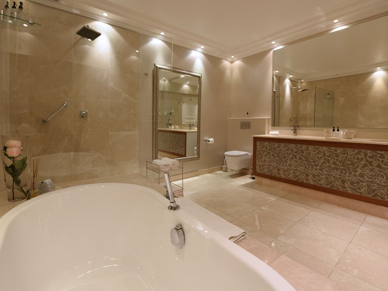 La salle de bain, très spacieuse, de votre Superior Suite