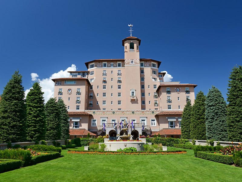 Vous logerez au Broadmoor Hotel