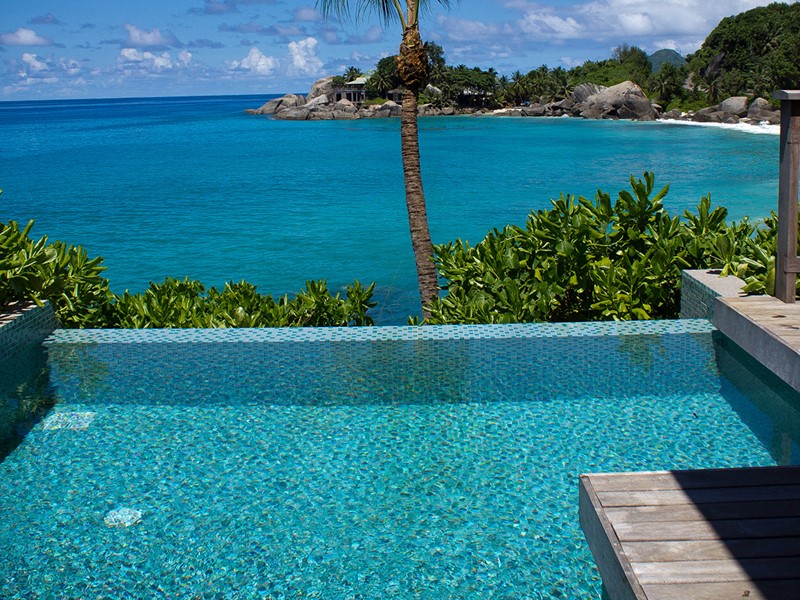 La vue depuis la piscine de l'un des chalets du Carana Beach Hotel