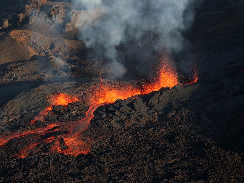 Découvrez le célèbre volcan actif, le Piton de la Fournaise.