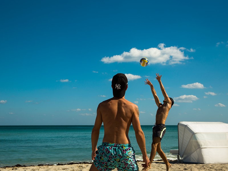 Profitez du sable fin et du soleil à l'hôtel Como Metropolitan Miami Beach