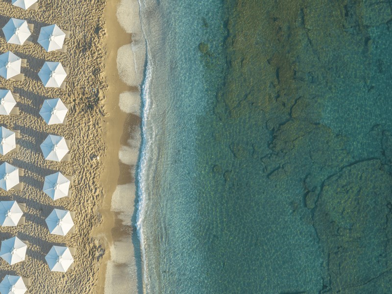 Niché au bord d'une longue plage