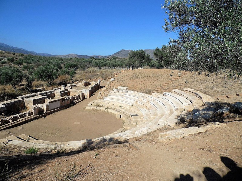 Faites une halte aux ruines d'Aptera, où l'on apperçoit des bains et anciennes citernes romaines