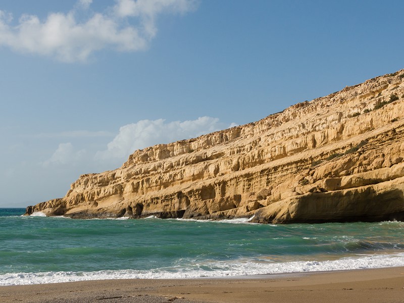 Passez l'après-midi à Matala Beach, une petite plage dominée par des grottes romaines