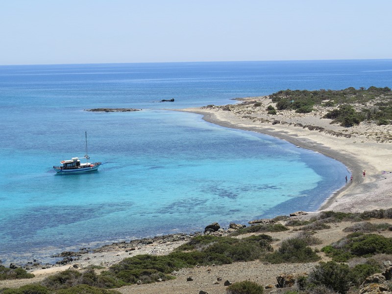 Rejoignez l'île de Chrissi, située en face d'Iéràpetra et profitez du soleil au bord des eaux turquoise