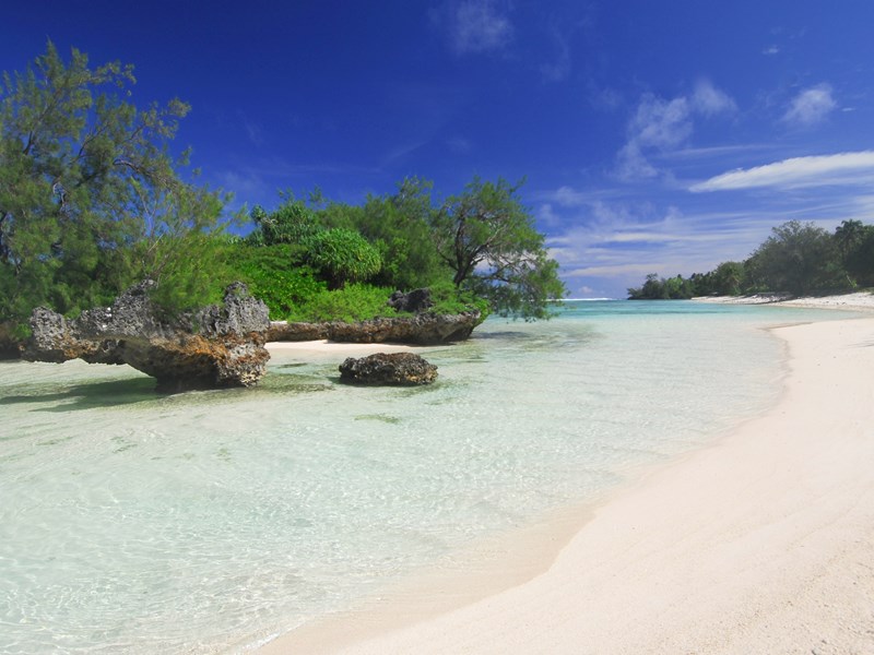 De magnifiques plages de sable blanc bordent l'atoll