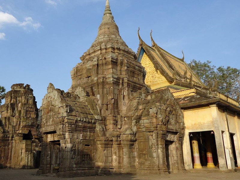 Visite du Wat Nokor, un temple construit sur les ruines d?un temple encore plus ancien