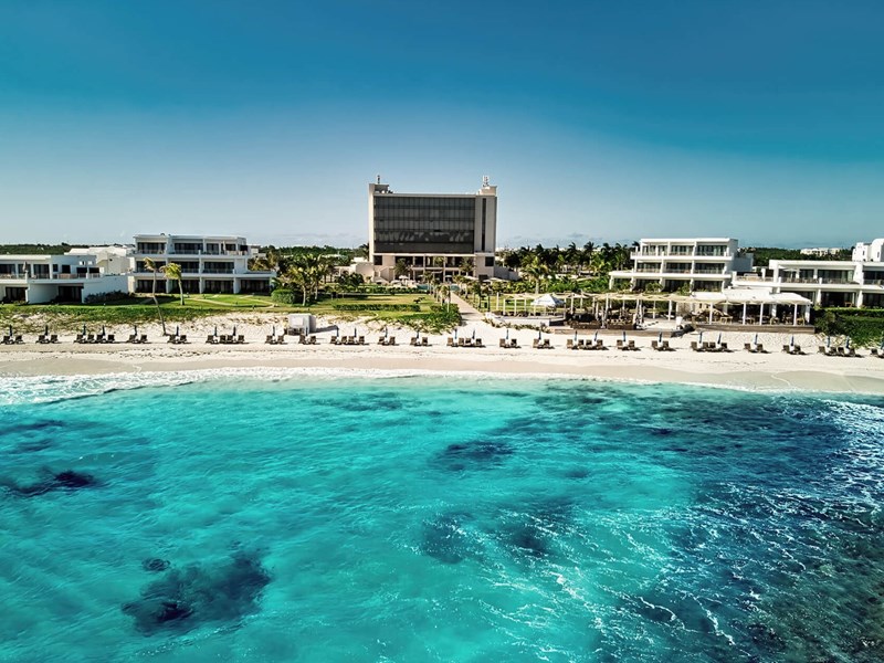 Aurora Anguilla, The Tower - face à la plage