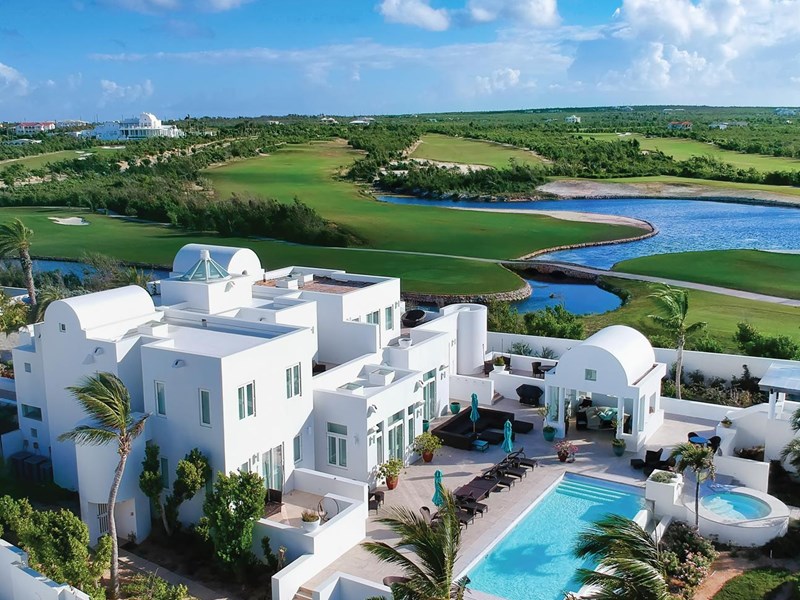 Aurora Anguilla, Club House et sa piscine