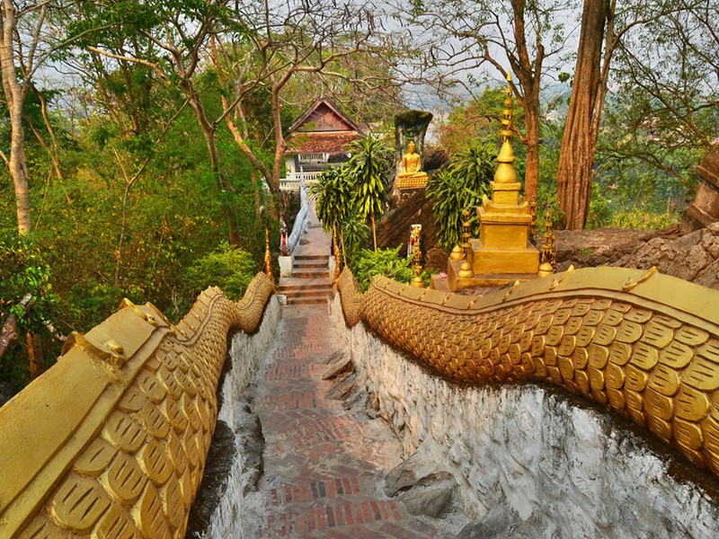 Entamez l'ascension du Mont Phousi pour jouir de l'une des plus belles vues sur Luang Prabang
