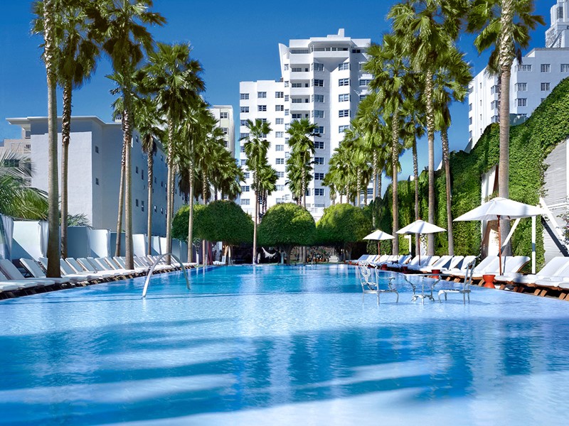 La piscine du Delano South Beach, une adresse en vogue à Miami