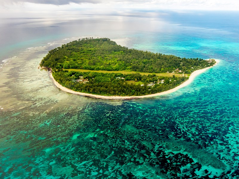 Vue aérienne de l'hôtel Denis Private Island aux Seychelles