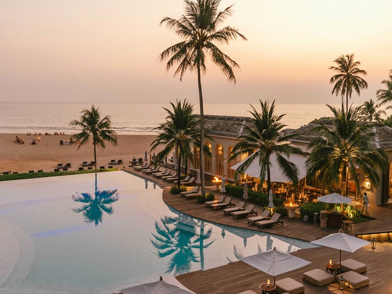 Profitez du coucher de soleil depuis la piscine