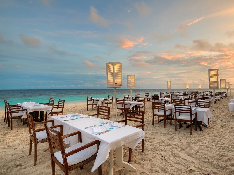 Somptueux repas les pieds dans le sable