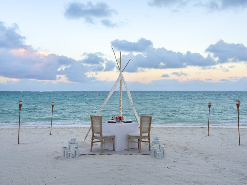 Profitez d'un repas romantique les pieds dans le sable