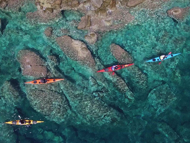 Faites du kayak dans les eaux turquoises