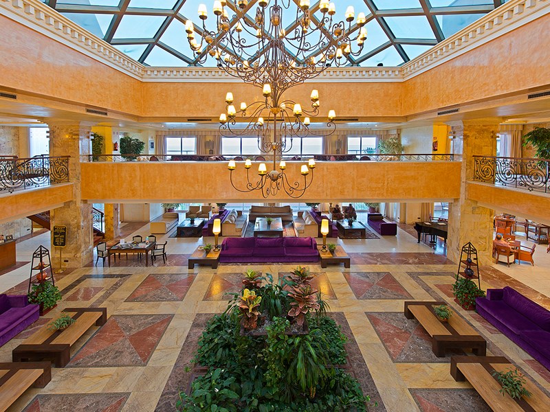 Un hall majestueux