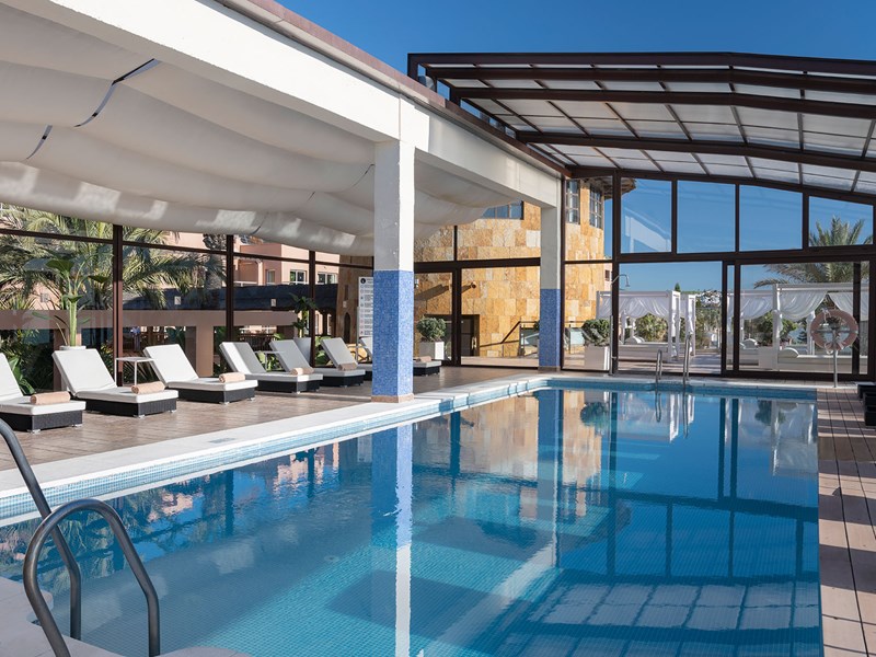 Une piscine intérieure pensée pour le bien-être