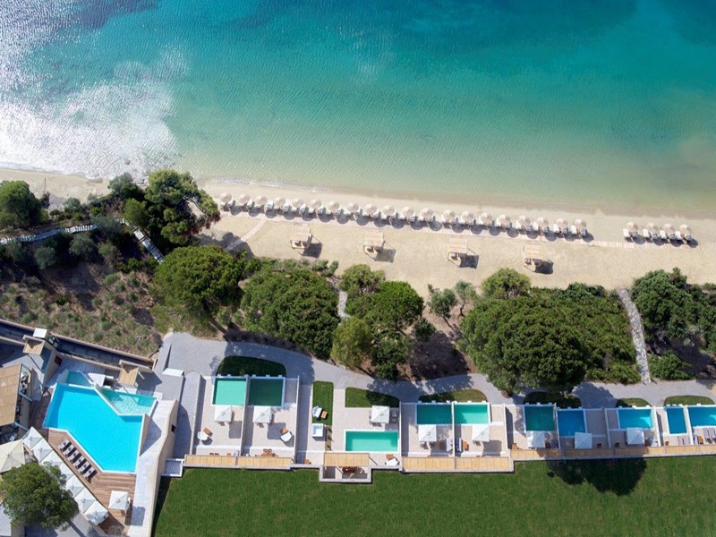 Un hôtel bordant les eaux limpides de la mer Égée