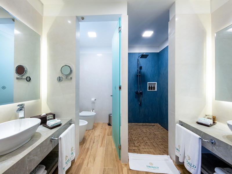 Salle de bain moderne dans les Junior Suites
