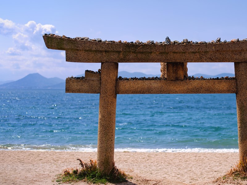 Torii en pierre sur la plage de Naoshima