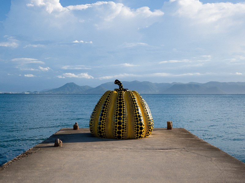 Citrouille jaune à pois sur la plage