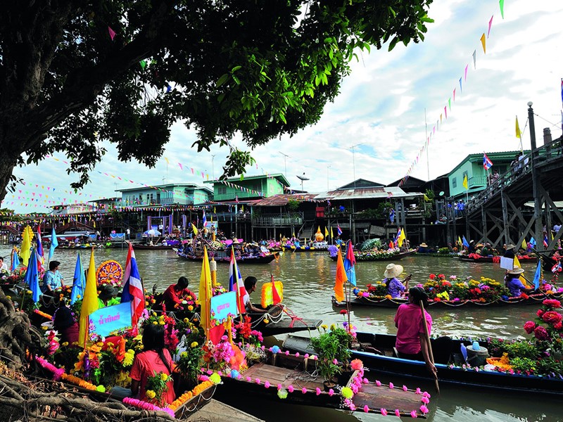 Le marché vivant et coloré d'Ayutthaya en Thailande