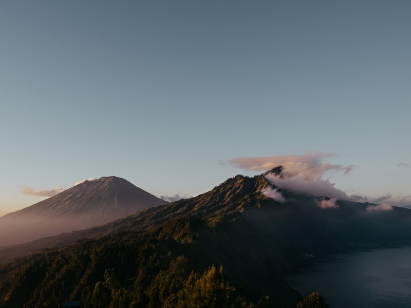 Le Mont Agung au petit jour