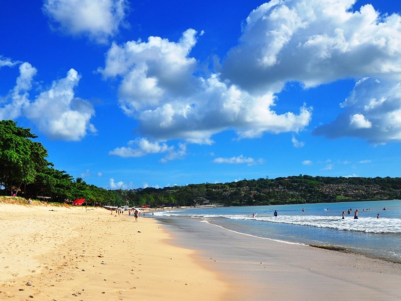 Détendez vous sur la sublime plage de sable blanc de Jimbaran