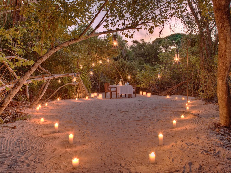 Passez des instants romantiques à deux le temps d'un dîner dans le sable